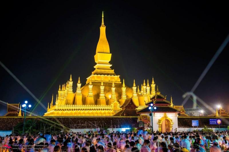 Pha That Luang, bảo tháp dát vàng biểu tượng quốc gia tại thủ đô của Lào, Viêng Chăn, dưới ánh nắng ban ngày rực rỡ